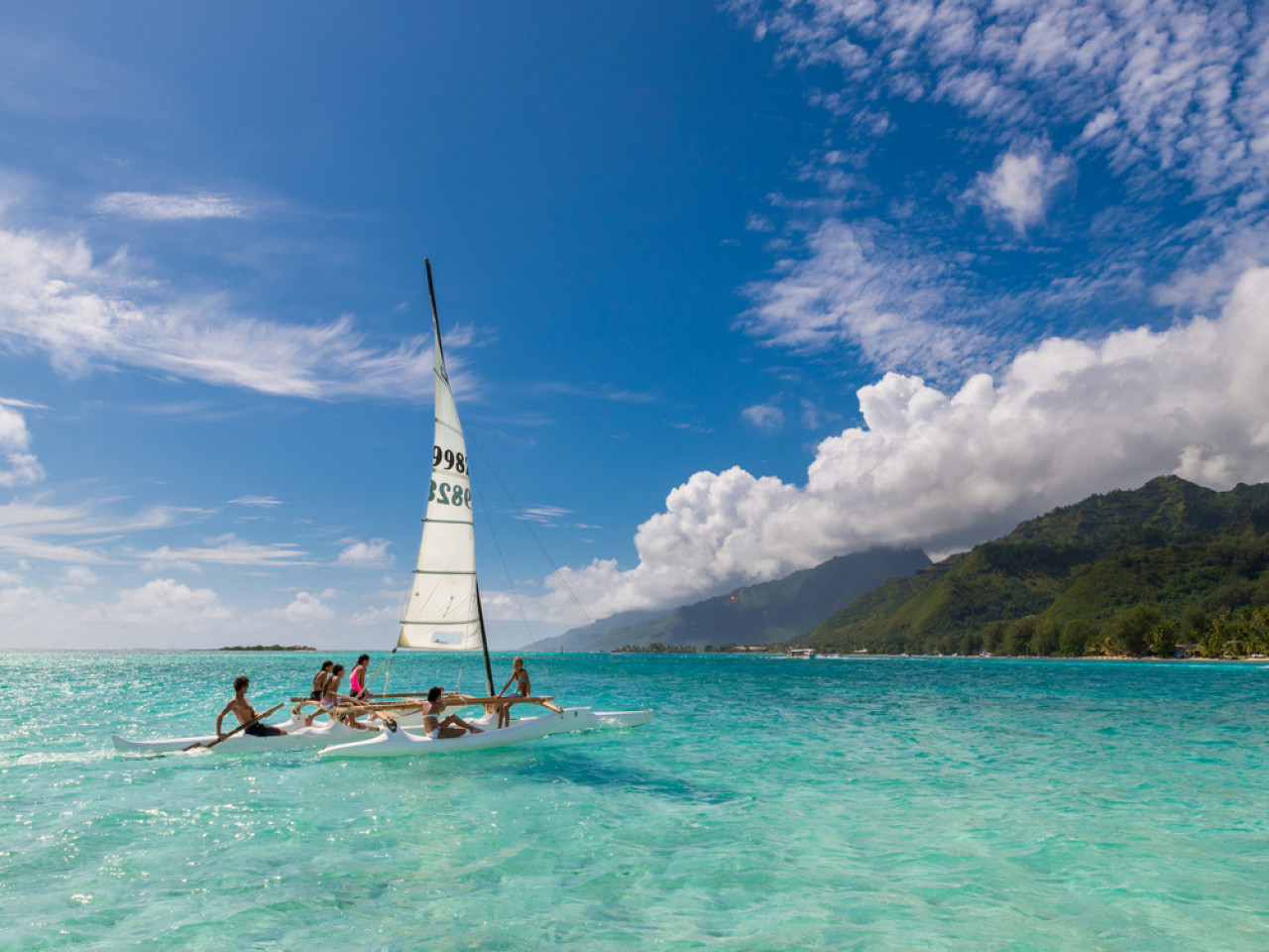 Jours 2 à 7 : Pirogue et campement sur un motu à Moorea